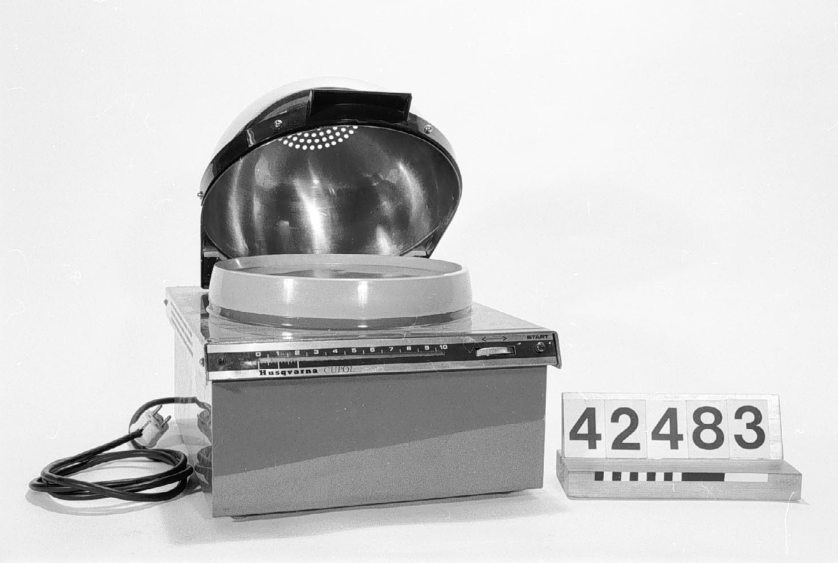 Mikrovågsugn. 220V, 50Hz, 10A. Ineffekt 1,5 kW, mikrovågseffekt =,7 kW. 10 effektlägen. Tillverkad för den utomnordiska marknaden.