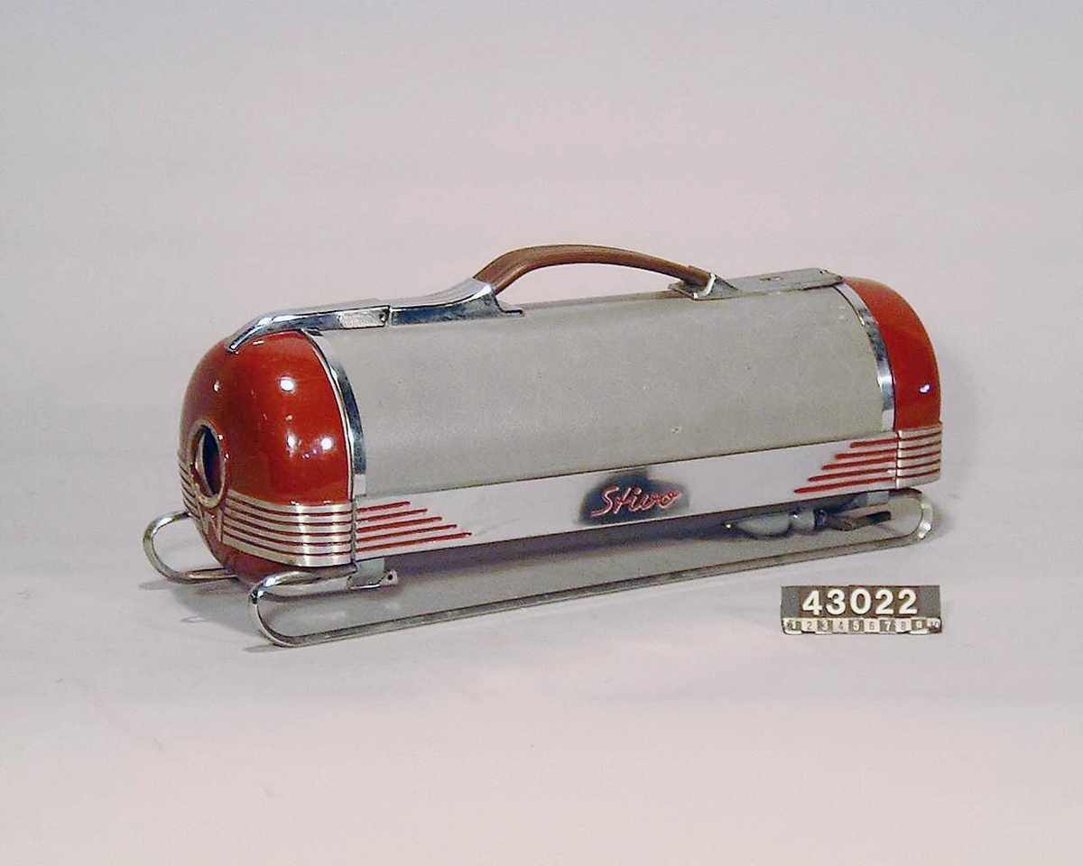 Dammsugare med fast sladd.
Tillbehör: Mattmunstycke, golvborste, textilmunstycke, fogmunstycke, rund dammborste, vätskespruta, slang och två rörskaft.