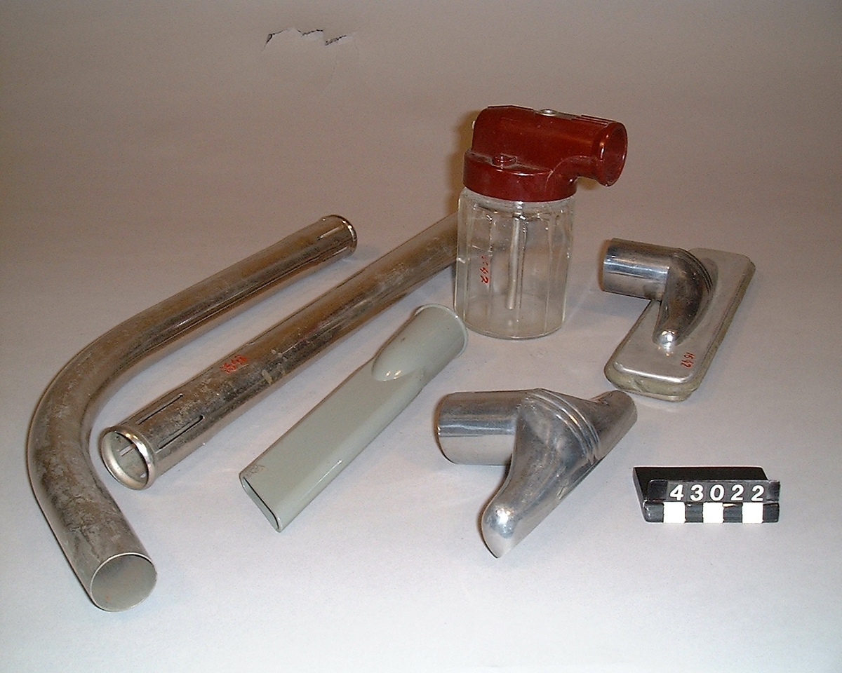 Dammsugare med fast sladd.
Tillbehör: Mattmunstycke, golvborste, textilmunstycke, fogmunstycke, rund dammborste, vätskespruta, slang och två rörskaft.