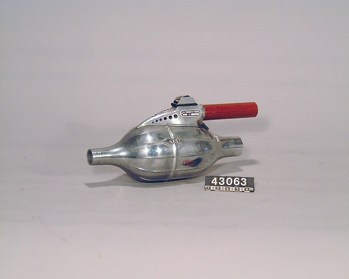 Tillbehör: Fast flexokabel, böjt rörskaft, lång fast borste, ställbart mattmunstycke, textilmunstycke, fogmunstycke, malmedelsförgasare och polerskiva av filt.