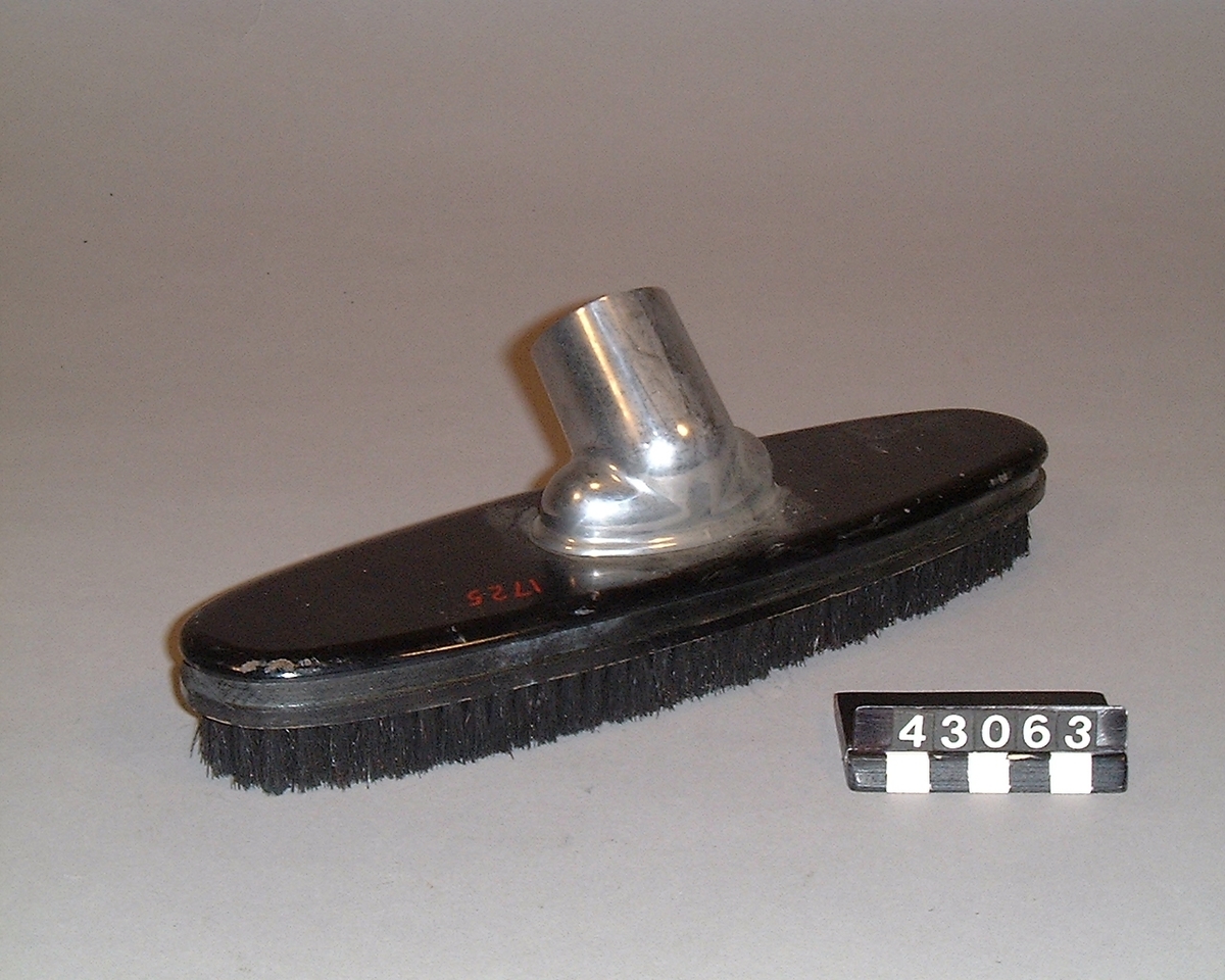 Tillbehör: Fast flexokabel, böjt rörskaft, lång fast borste, ställbart mattmunstycke, textilmunstycke, fogmunstycke, malmedelsförgasare och polerskiva av filt.