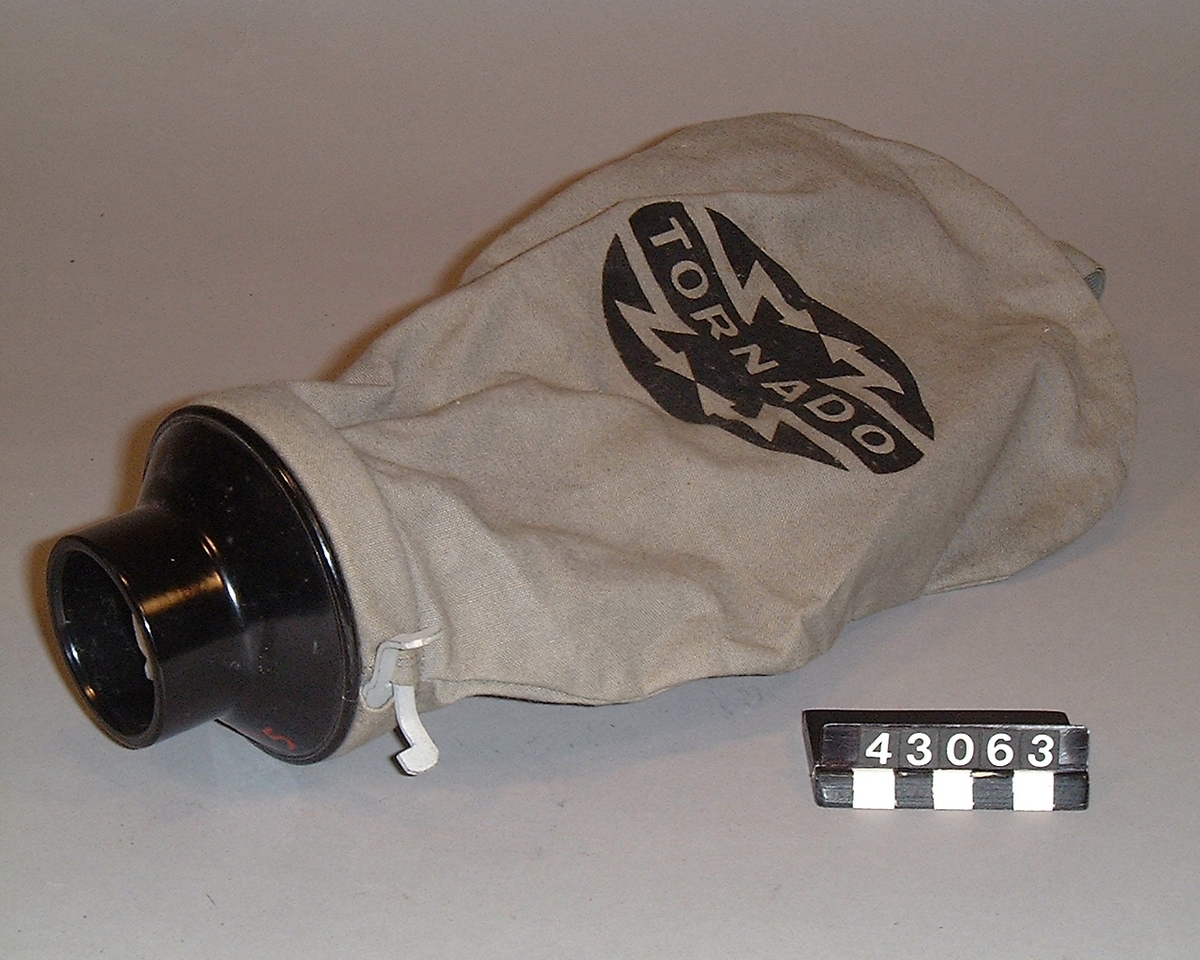 Tillbehör: Fast flexokabel, böjt rörskaft, lång fast borste, ställbart mattmunstycke, textilmunstycke, fogmunstycke, malmedelsförgasare och polerskiva av filt.