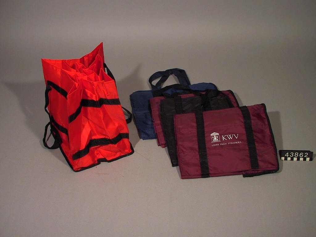 Denna mjuka flaskback används för uppsamling och transport av flaskor och burkar. Backen kan lätt vikas ihop och tar liten plats då den inte används. Flaskorna lagras stående men bärs liggande och bildar då genom tyngdkraften, ett sammanpackat och stadigt "paket".