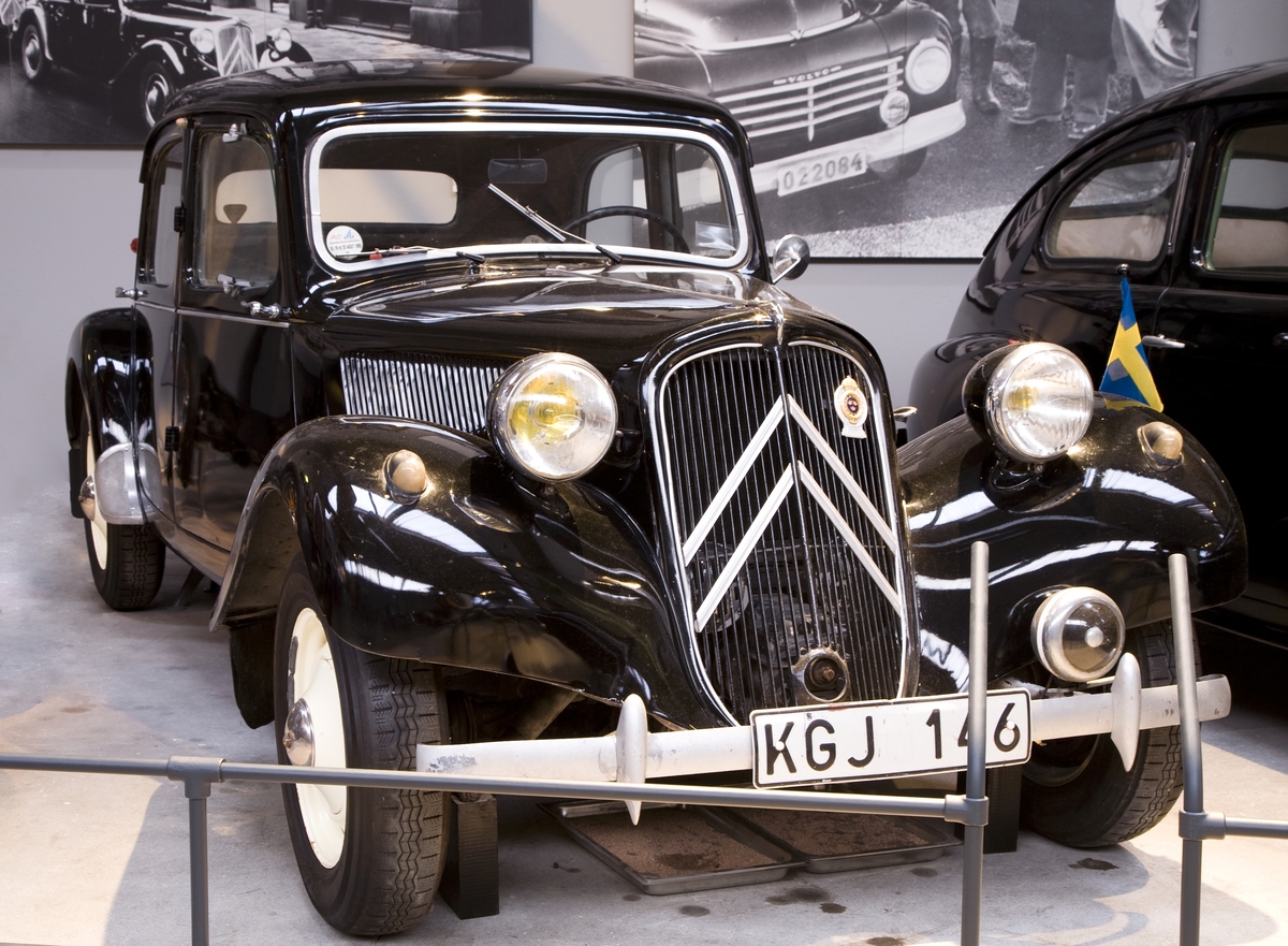Fyradörrars täckt personbil för 4 - 5 personer med pressad självbärande stålkaross. Framhjulsdrivning "Traction Avant", individuell hjulupphängning, fjädring med torsionsupphängning, hydrauliska bromsar. Fyracylindrig bensinmotor med toppventiler. Effekt 56 hk vid 3 800 varv/minut. Cylindervolym 1911 cc. Tre växlar och backväxel. Registerplåt KGJ146.