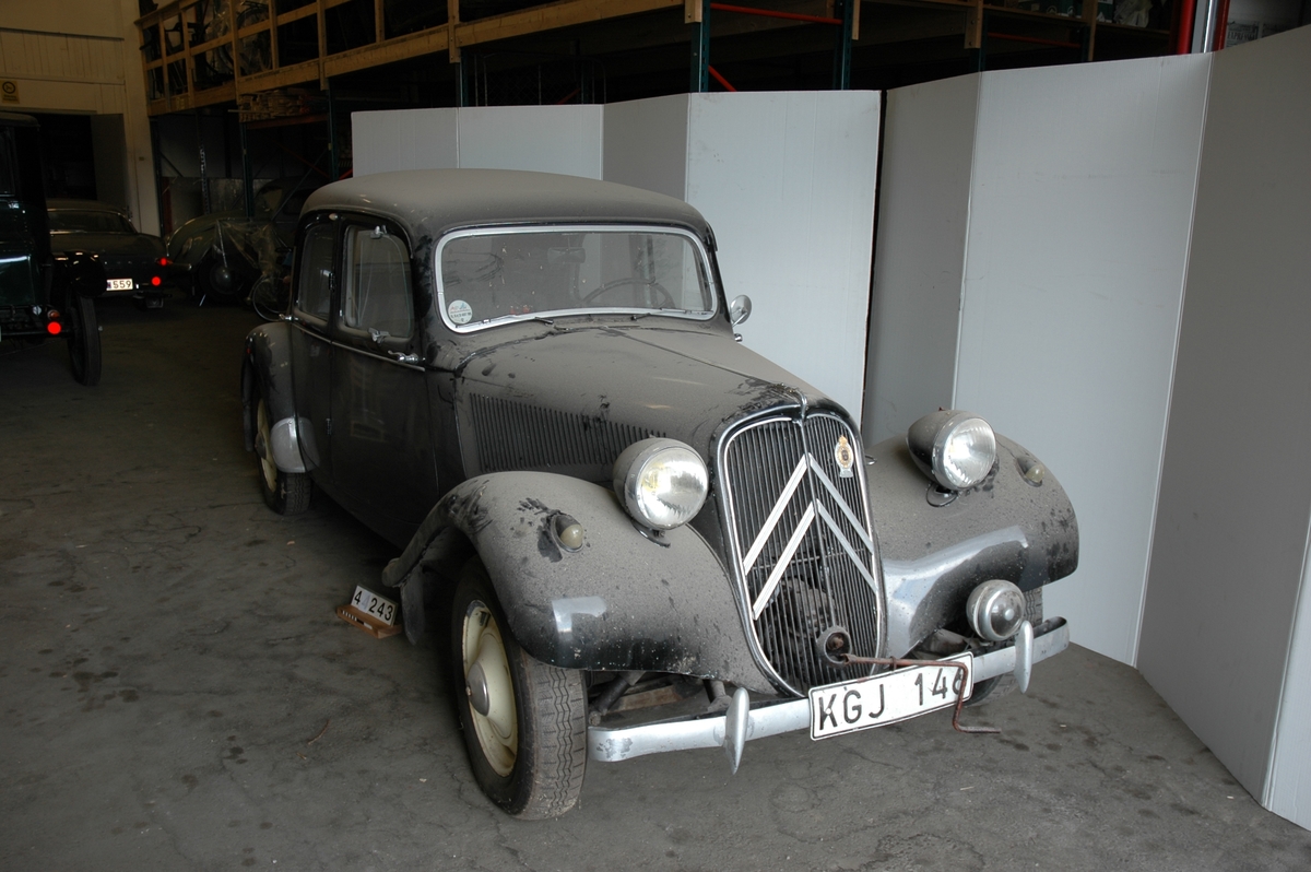 Fyradörrars täckt personbil för 4 - 5 personer med pressad självbärande stålkaross. Framhjulsdrivning "Traction Avant", individuell hjulupphängning, fjädring med torsionsupphängning, hydrauliska bromsar. Fyracylindrig bensinmotor med toppventiler. Effekt 56 hk vid 3 800 varv/minut. Cylindervolym 1911 cc. Tre växlar och backväxel. Registerplåt KGJ146.