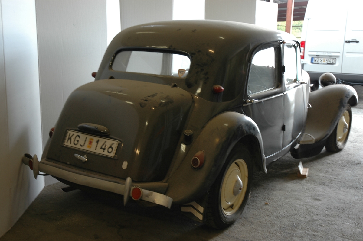 Fyradörrars täckt personbil för 4 - 5 personer med pressad självbärande stålkaross. Framhjulsdrivning "Traction Avant", individuell hjulupphängning, fjädring med torsionsupphängning, hydrauliska bromsar. Fyracylindrig bensinmotor med toppventiler. Effekt 56 hk vid 3 800 varv/minut. Cylindervolym 1911 cc. Tre växlar och backväxel. Registerplåt KGJ146.