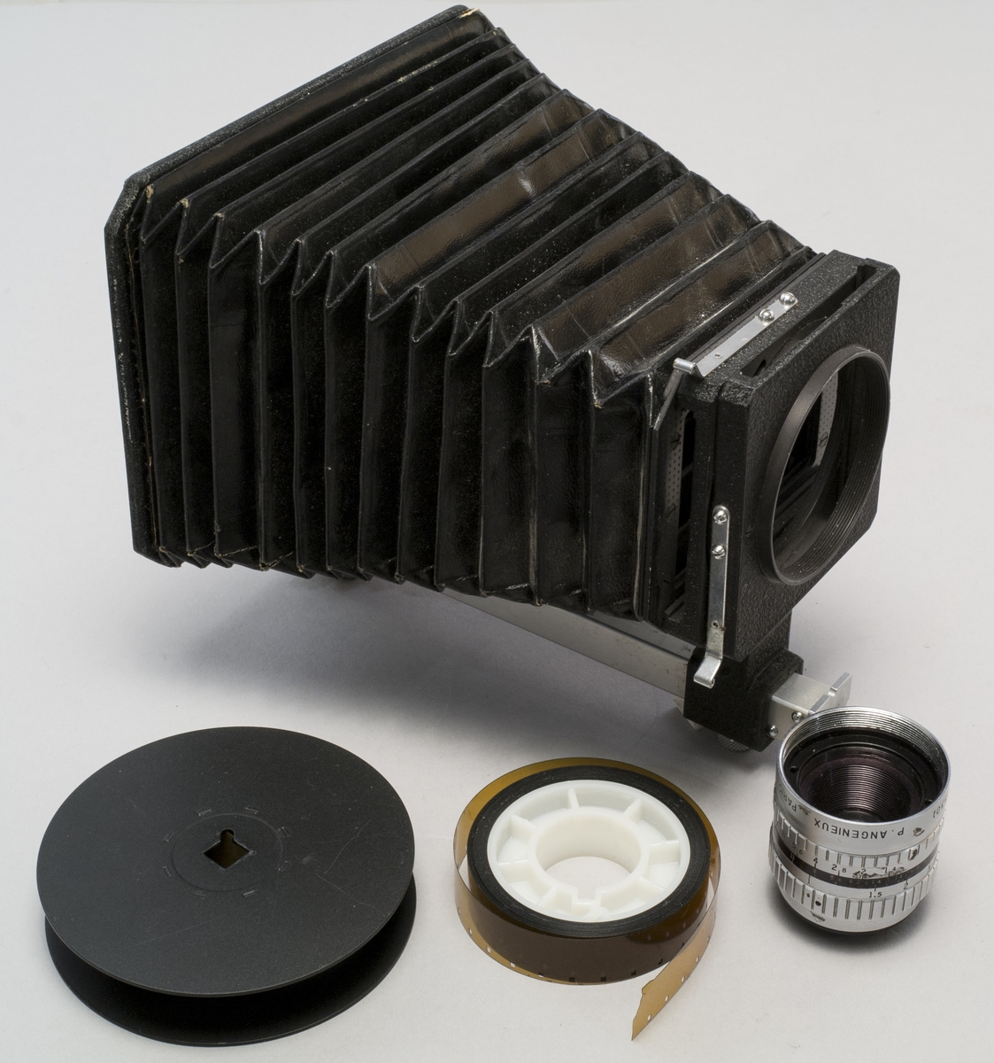 Lennart Nilsson worked for a long period at Karolinska Institutet where he photographed and filmed the small microscopic world. He often used endoscopes that were mounted on various specially developed sliding tables to which the film camera with the endoscope was attached. In this way, it was possible to simulate, for example, rides inside the person. In the film "I want to make the invisible visible" from 2010, Lennart himself talks about his pictures from nature and from the animal world. Karolinska Institutet received Lennart Nilsson's equipment as a donation from him on his 90th birthday in 2012 and the institute chose to hand over the collection to the Technical Museum. This item is included as part of that donation.
