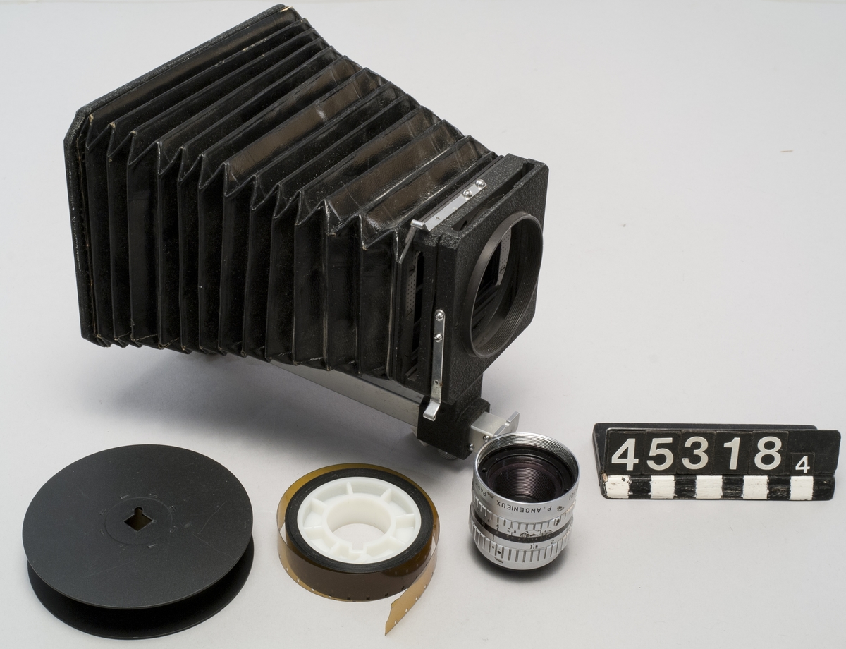 Lennart Nilsson worked for a long period at Karolinska Institutet where he photographed and filmed the small microscopic world. He often used endoscopes that were mounted on various specially developed sliding tables to which the film camera with the endoscope was attached. In this way, it was possible to simulate, for example, rides inside the person. In the film "I want to make the invisible visible" from 2010, Lennart himself talks about his pictures from nature and from the animal world. Karolinska Institutet received Lennart Nilsson's equipment as a donation from him on his 90th birthday in 2012 and the institute chose to hand over the collection to the Technical Museum. This item is included as part of that donation.
