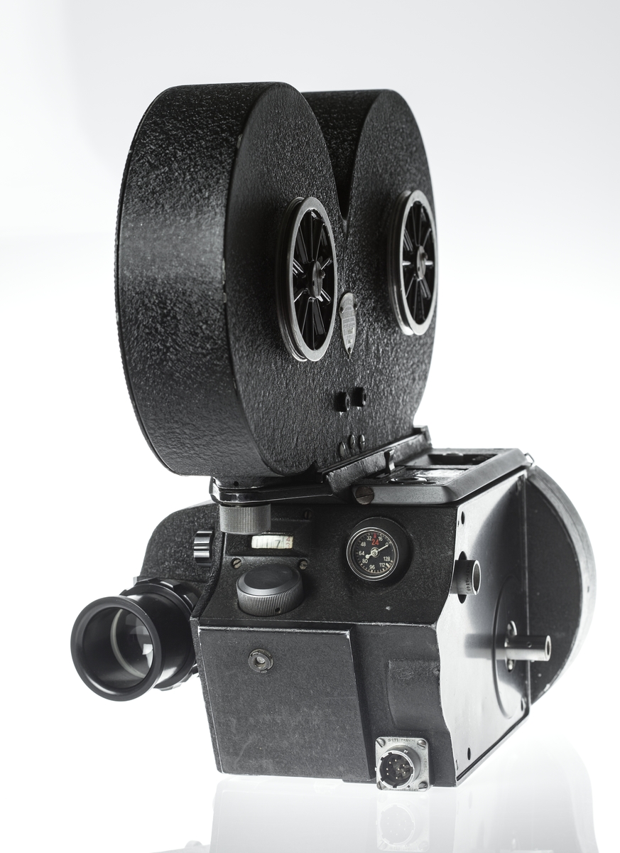 Filmkamera med magasin modell S4L nr 9567, 35 mm filmformat. Ett täcklock av metall som monteras istället för magasin medföljer.  Med Nikon 2x Telekonverter TC 201. Sladd för spänningsmatning. Passande höghastighetsmotor Mitchell modell 11D-2765 ser nr 100 i trälåda.