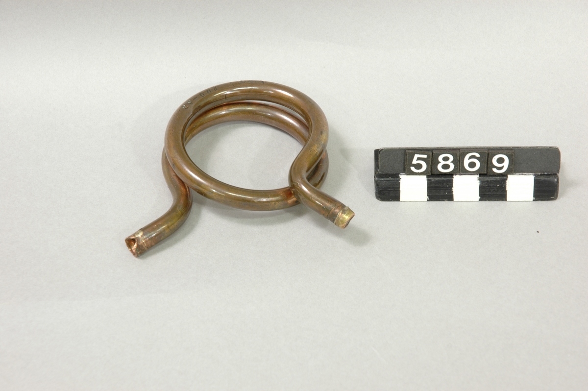 "N:o 217 Patent 5.6 Kg. pr ... cm. - 5 H- Gustaf de Lavals Ångturbinfabrik Stockholm". Ångturbin, hjulhus och ångtillopp uppskurna för demonstration december 1937 utan extra kostnad för museet av AB de Lavals Ångturbin. Turbinhjulet uppskuret hos W. Thorsell.