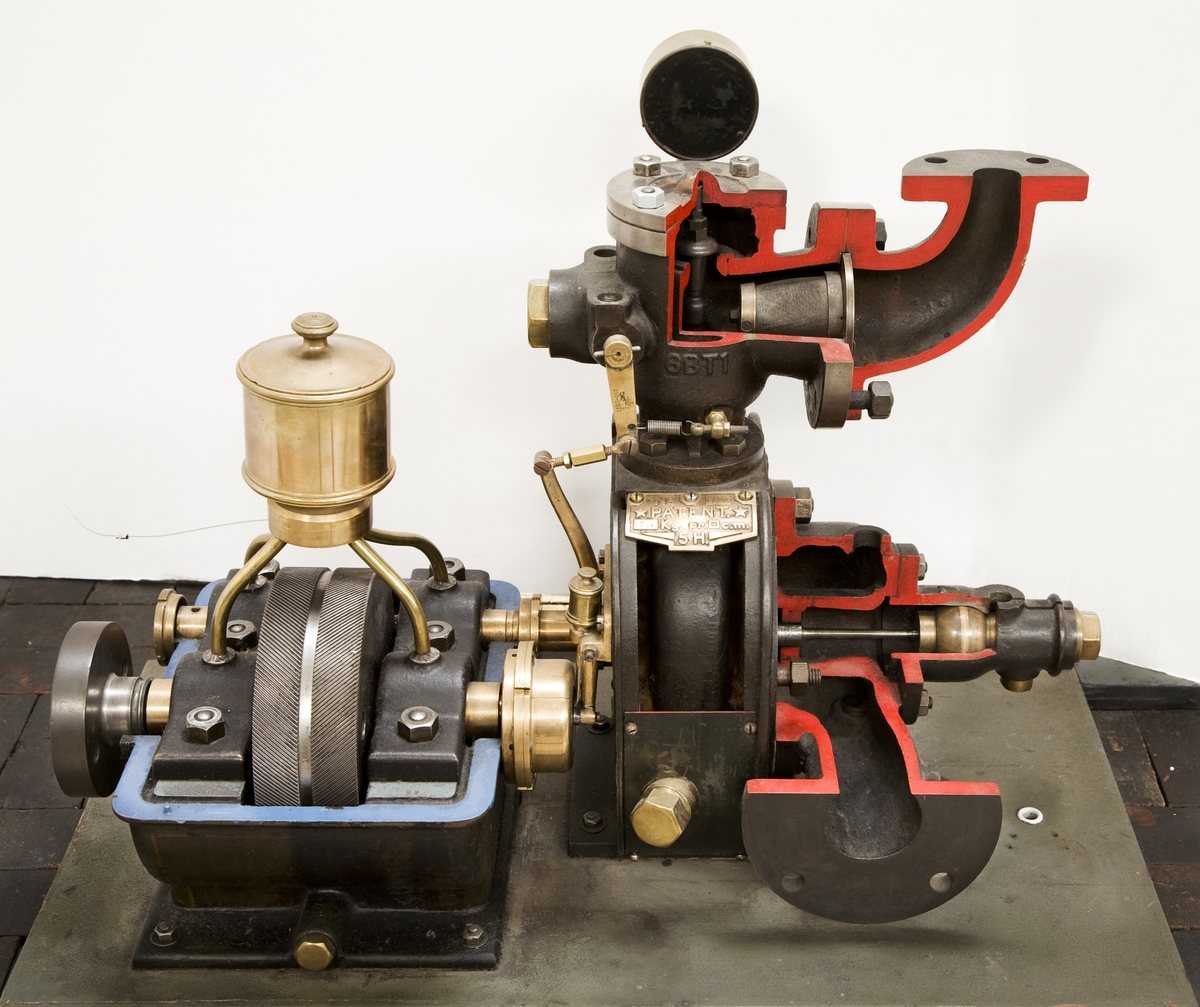 "N:o 217 Patent 5.6 Kg. pr ... cm. - 5 H- Gustaf de Lavals Ångturbinfabrik Stockholm". Ångturbin, hjulhus och ångtillopp uppskurna för demonstration december 1937 utan extra kostnad för museet av AB de Lavals Ångturbin. Turbinhjulet uppskuret hos W. Thorsell.