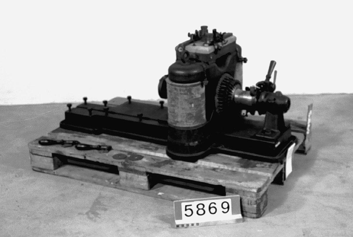 "N:o 217 Patent 5.6 Kg. pr ... cm. - 5 H- Gustaf de Lavals Ångturbinfabrik Stockholm". Ångturbin, hjulhus och ångtillopp uppskurna för demonstration december 1937 utan extra kostnad för museet av AB de Lavals Ångturbin. Turbinhjulet uppskuret hos W. Thorsell.