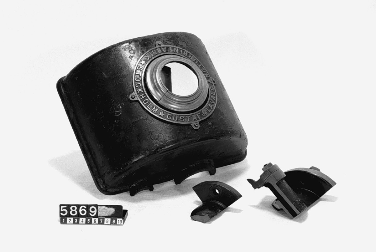 "N:o 217 Patent 5.6 Kg. pr ... cm. - 5 H- Gustaf de Lavals Ångturbinfabrik Stockholm". Ångturbin, hjulhus och ångtillopp uppskurna för demonstration december 1937 utan extra kostnad för museet av AB de Lavals Ångturbin. Turbinhjulet uppskuret hos W. Thorsell.