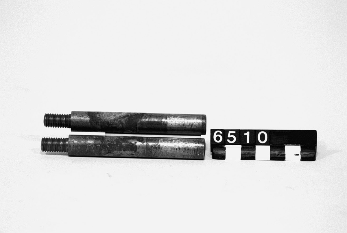 Enligt Wiholms system. Text på visartavlan: "Riktig i alla lägen, Ampére-meter, Wiholms system, 0-120". Inpressat: "Aktiebolaget, Mekanikus, Stockholm" "N:o 183"
