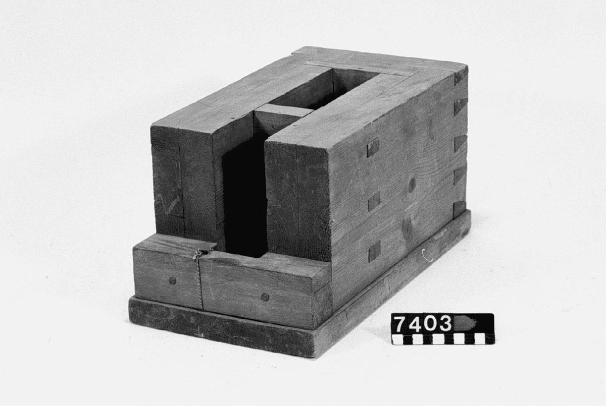 Ett 70-tal lösa delar till modeller av trä.