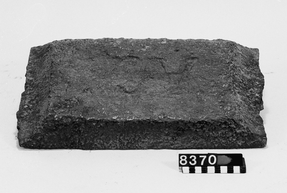 Tackjärn. Tjocklek 55-65 mm. Stämpel: "ÅG".