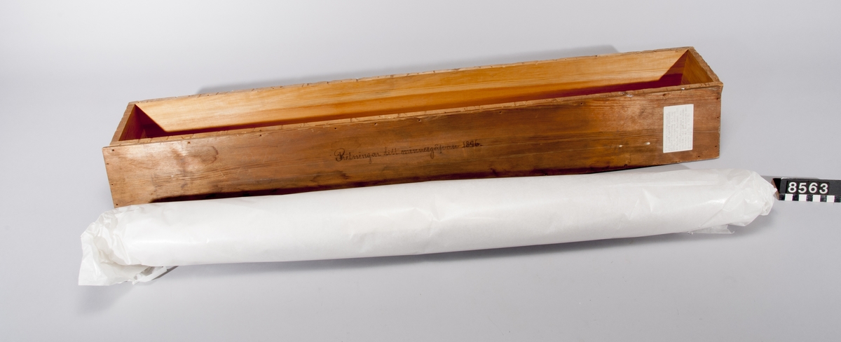 Statyett av brons på snidad piedestal av svart trä.