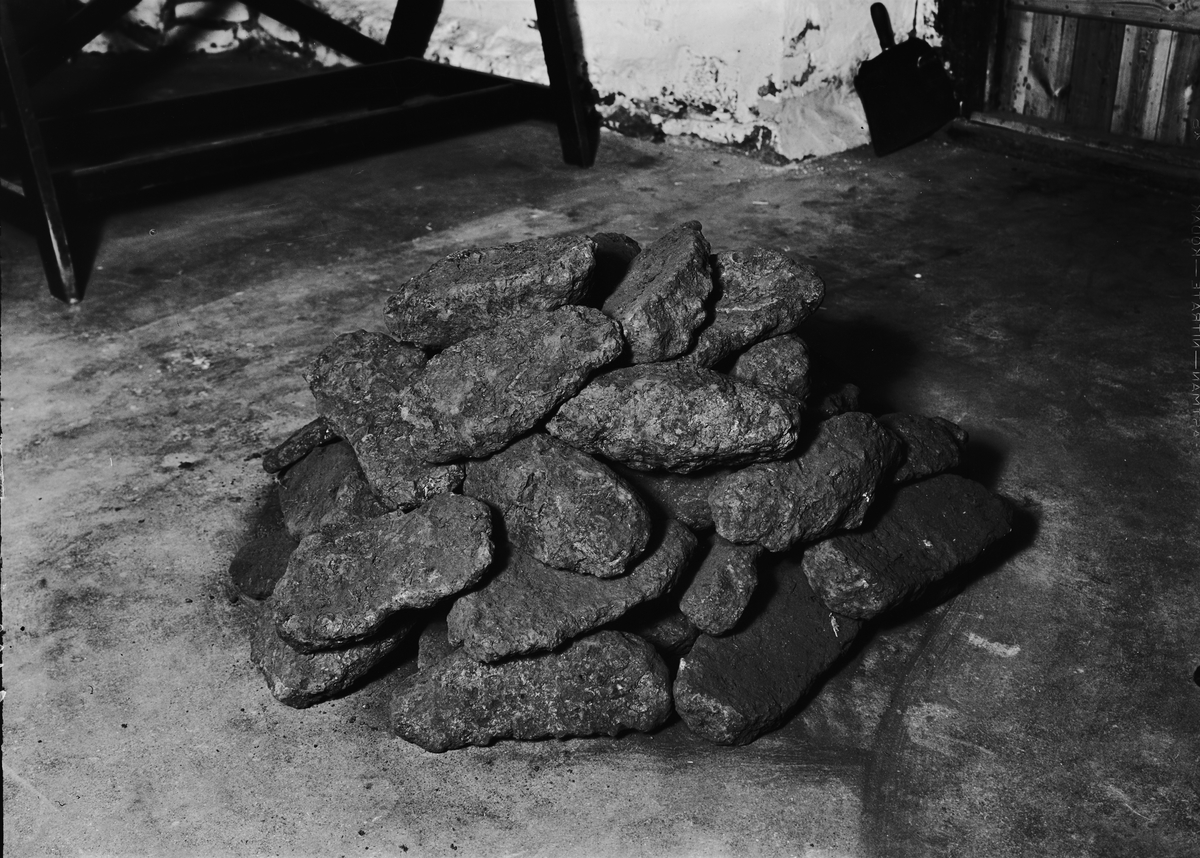 Ursprungligen 59 st. bitar av kluvna osmundstycken. 4 st.skänkta, 55 st. återstår. Bitarna är numrerade I-LVII (2 utan nummer för undersökning). Packade i 3 lådor. Dessutom tillhör en sockerlåda innehållande ved som troligen är järnoxid. Lådan märkt "Rost".