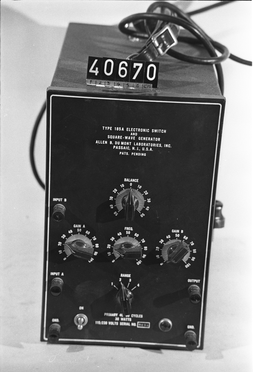 Stående mätinstrument med svartmålad instrumenttavla. Fyrkantsvåggenerator med reostater.