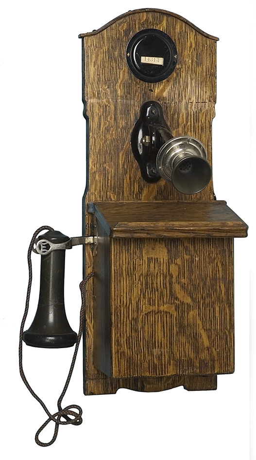 Telefonapparat, väggmodell för CB-system med höj- och sänkbar mikrofon.
