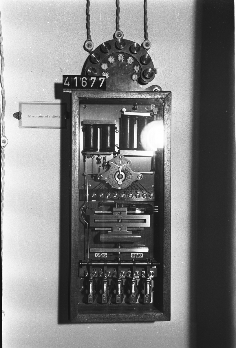 Automatisk telefonväxel, väggmodell. Ingår i Cedergrens och Ericssons halvautomatiska system.