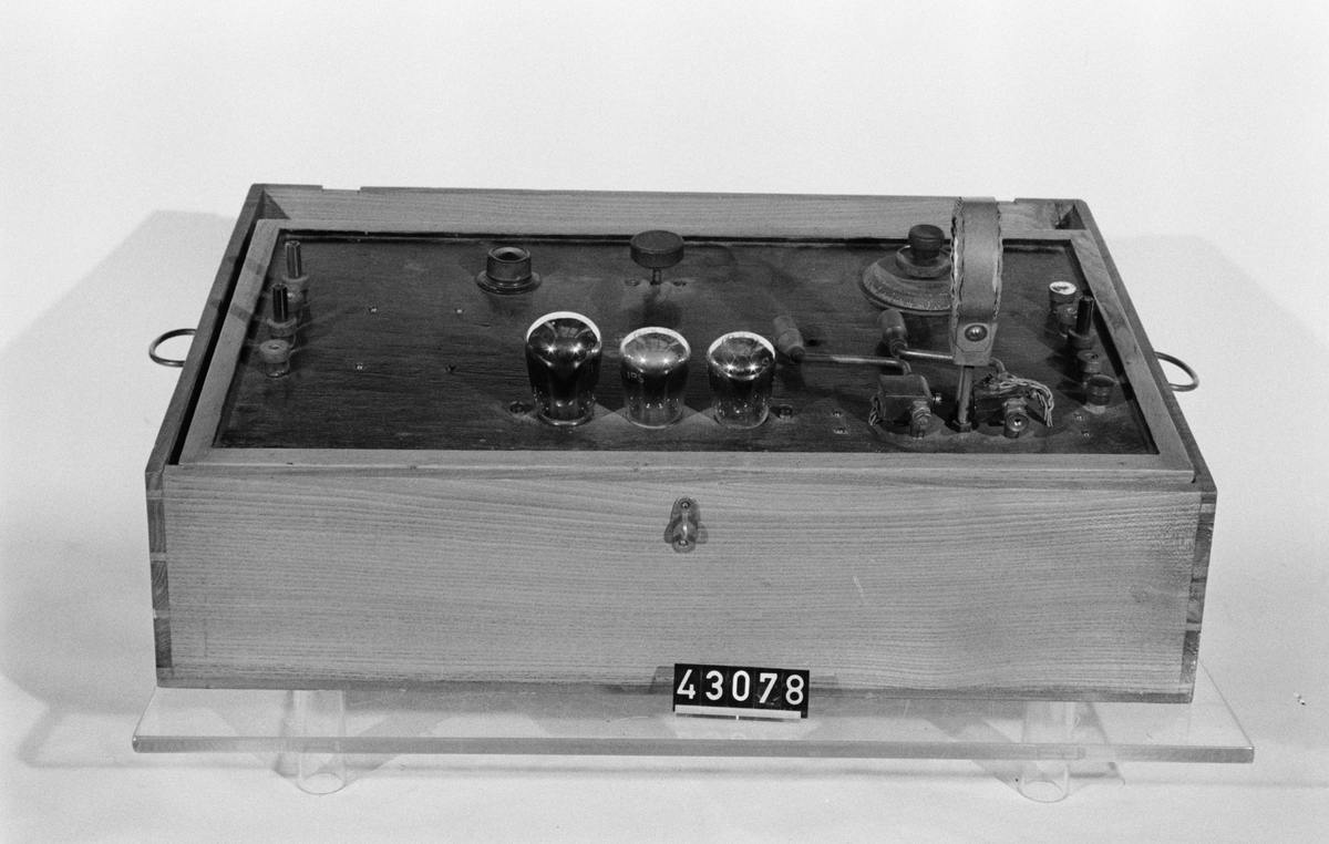 Radiomottagare, amatörbyggd, med 18 detaljer.