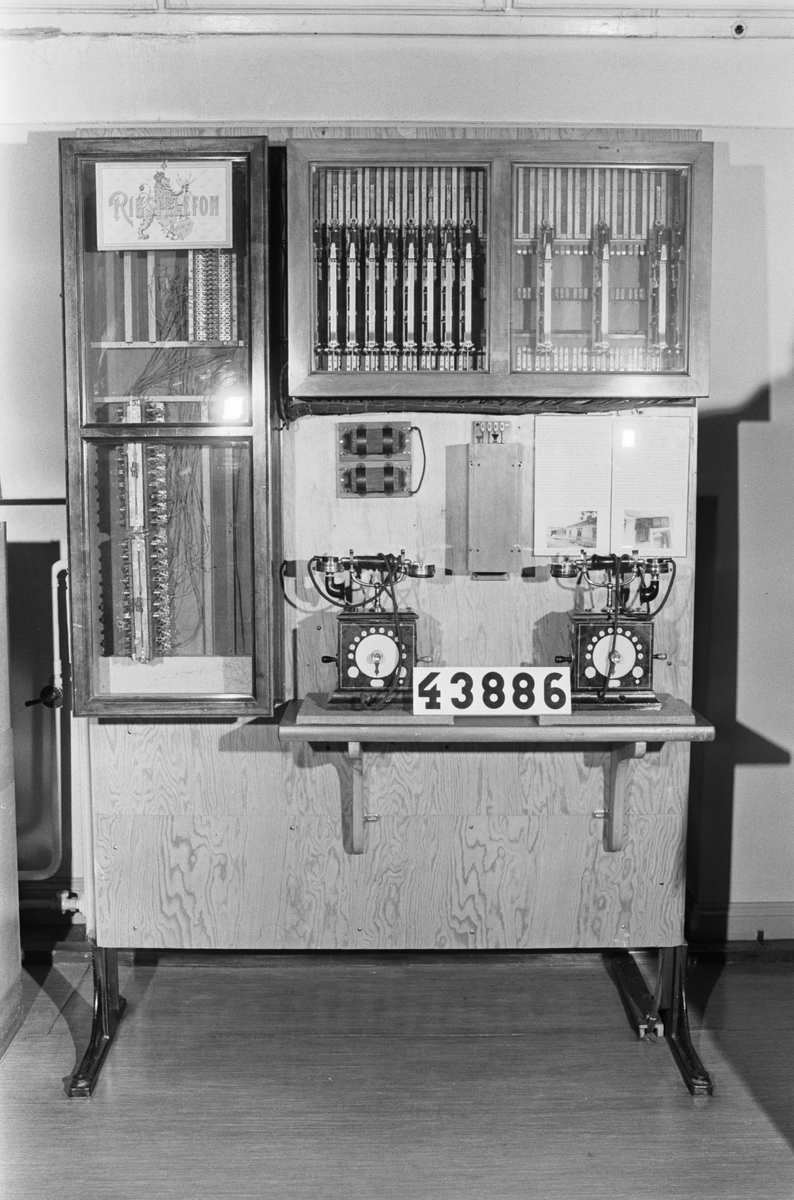 Automatisk telefonväxel (landsväxel) med lokalbatteri, klätterväljare, monterad på vägg, med anslutna apparater och kopplingsskåp.  Denna växel uppvisar en väljartyp, som lämpligen kan benämnas som klätterväljare. Den är i princip av steg-för-steg typ med rörelse dock endast i led (vertikalt). Jordningsledning användes vis växelstationen under den tid det automatiska telefonsamtalet uppkopplas. Förbindelserna är sådana, att ena ledningsbranschen och jord användes för koppling till önskad abonnent och andra ledningsbranschen och jord för återställningen. Den ledningsbransch, som för tillfället inte nyttjas för koppling eller återställning, genomgås av ström under hela den tid som kopplingen varar. Ett gemensamt kopplingsbatteri på ca. 75 volt (torrelement) tjänstgör för samtliga abonnenter.