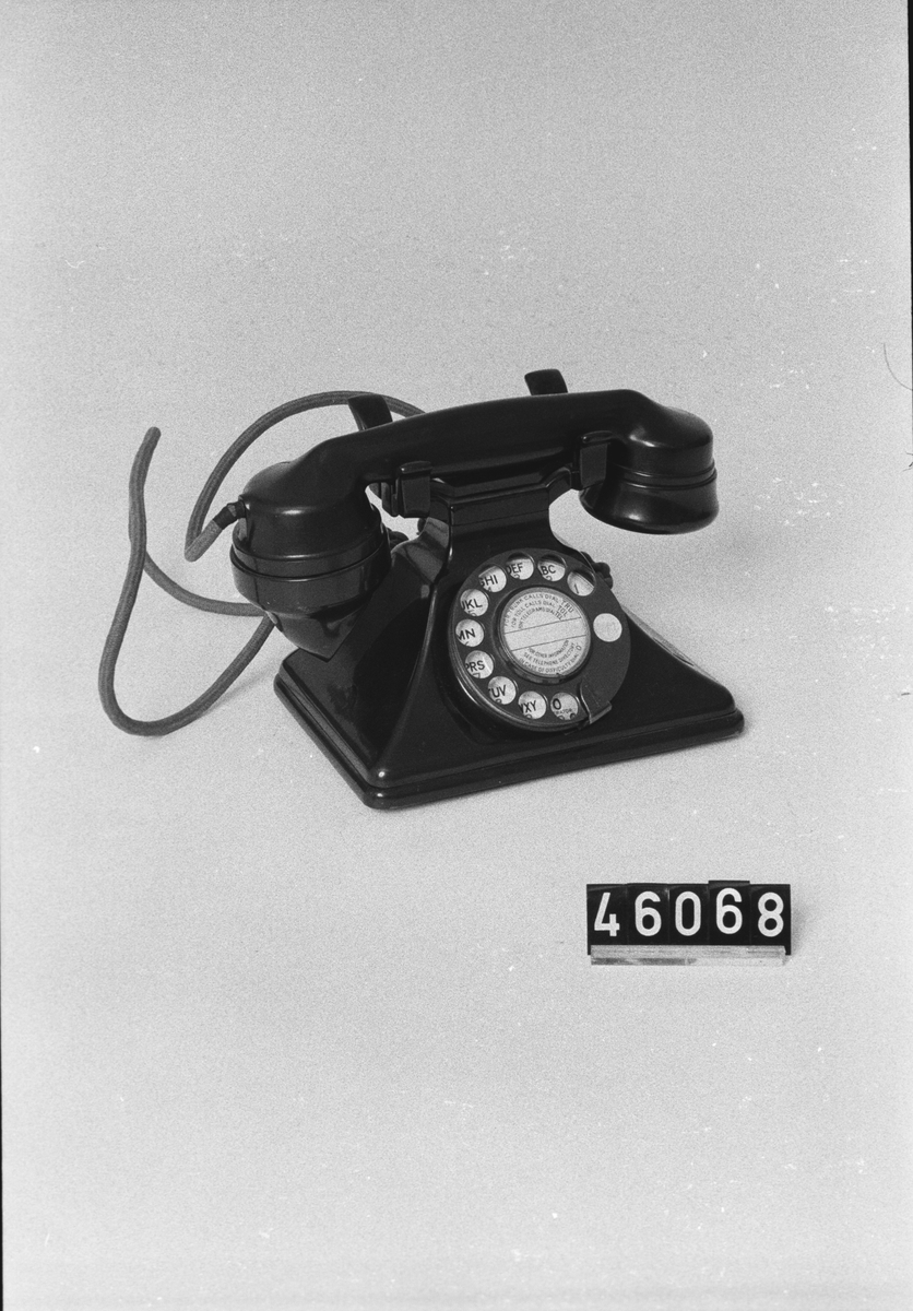 Modellen för telefonen är Siemens Neophone No. 162, från 1929.