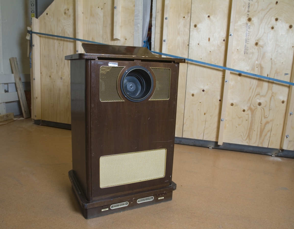 TV-mottagare "SABA Telerama" med projektionsskärm 1370 x 1050 x 50. Jalusi är defekt, 1/2 saknas.