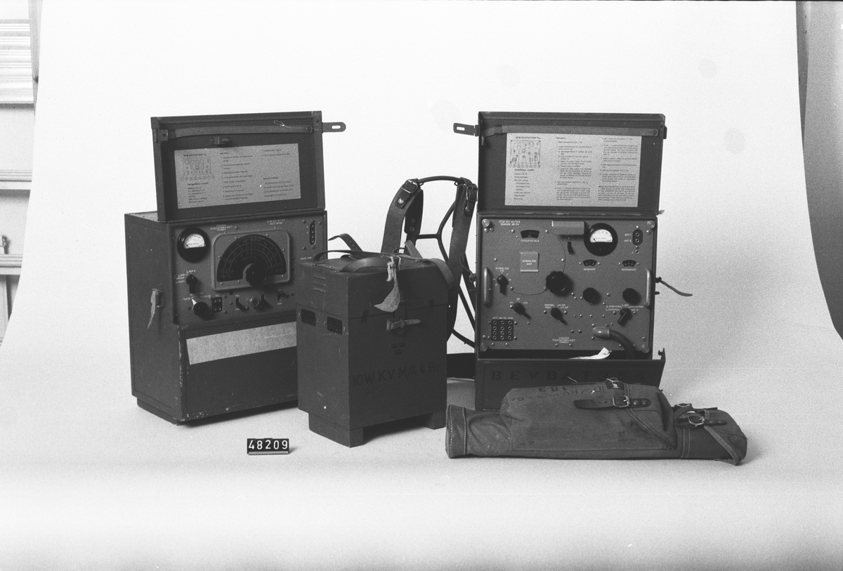Militär kompl.station består av sex delar, sändarlåda, mottagarlåda, ackumulatorlåda, bärmes, antennkoger 1 och 2 (antennkoger 2 saknas). 10 W KV-station M/44.