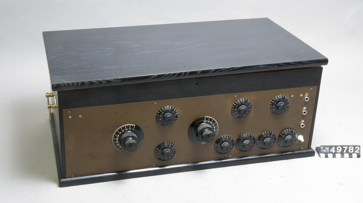 Radiomottagare med åtta elektronrör. Inbyggd i låda av ekträ med front av ebonit.