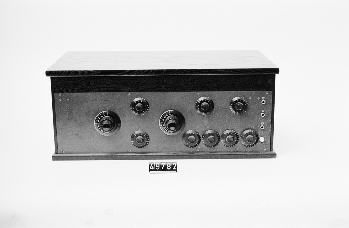 Radiomottagare med åtta elektronrör. Inbyggd i låda av ekträ med front av ebonit.