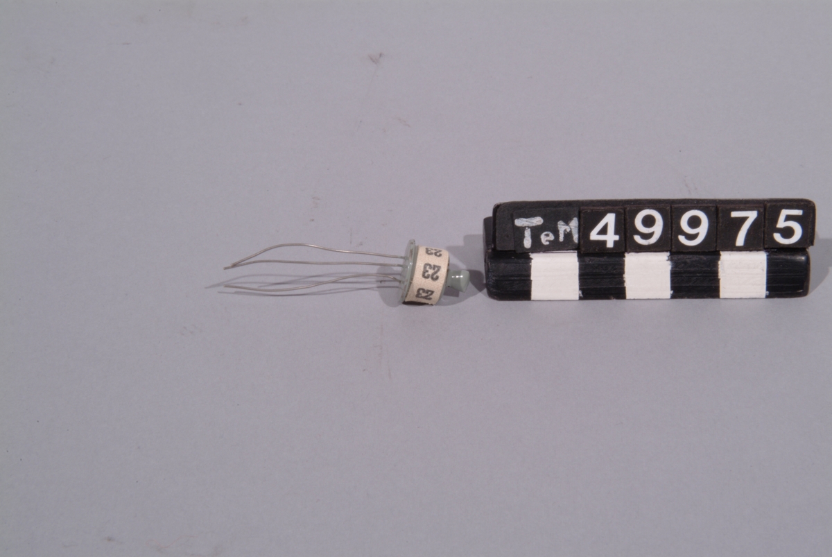 Tidig transistor i grå kapsel, märkt N 43A samt 23.