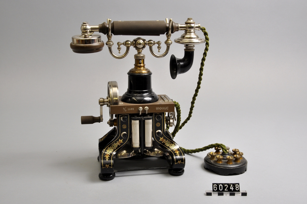 Fabriksny telefonapparat, bordsmodel, för lokalbatterisystem, modell 1895.