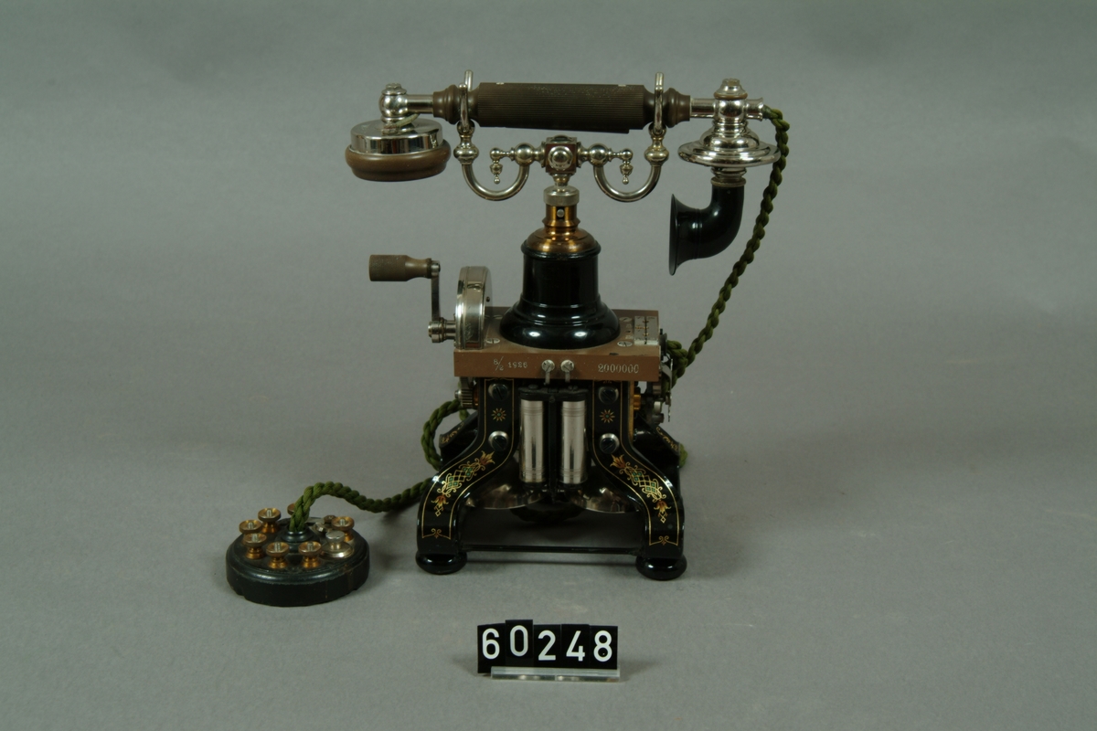 Fabriksny telefonapparat, bordsmodel, för lokalbatterisystem, modell 1895.