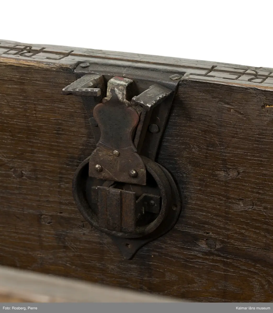 KLM 45387. Ek, järn. Långsmal kista eller bänk i mörk ek med platt lock och rikt utskuren reliefdekor i renässansstil på kistans front. Texten "Anno 1768" och initialerna "MGF" är snidade på fronten. Bandgångjärn på lockets insida och på baksidans utsida. På båda kortsidorna finns smidda bärhandtag av järn. På kistans front finns en nyckelskylt och inne i kistan ett lås av smide. Inne i kistan finns en läddika på den vänstra sida. På frontstyckets ovansida är följande text inristad: "17 IF:MAGRET FREIN:71".
