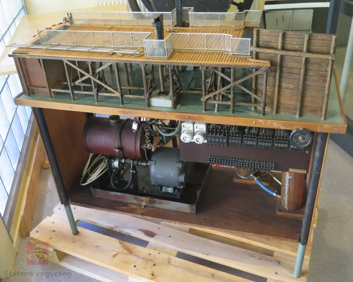 Modell av ferjebru (ferjekai). Av tre og metall. Elektrisk og hydraulisk drevet. Målestokk 1:20.