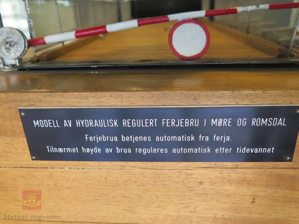 Modell av ferjebru (ferjekai). Av tre og metall. Elektrisk og hydraulisk drevet. Målestokk 1:20.