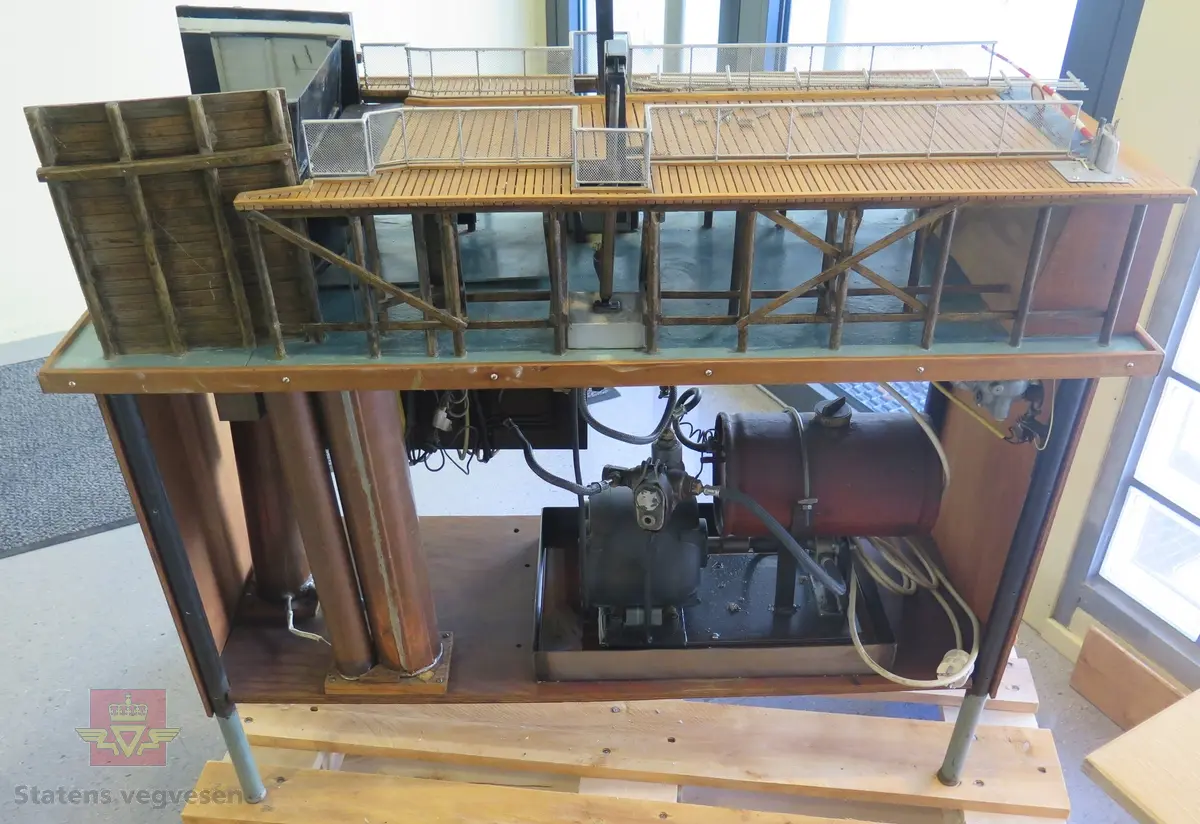 Modell av ferjebru (ferjekai). Av tre og metall. Elektrisk og hydraulisk drevet. Målestokk 1:20.