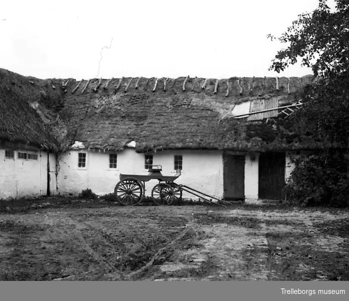 Långåkra gård i Fru Ahlstads kvarter, 14330 Gårdsplanen s.v. hörnen foto av S. Dalsjö från nö d. 26/9 1945 negativ 1987–21:23-24.