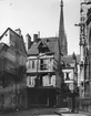 Skioptikonbild med motiv från Rue Eugène Dutuit i Rouen med katedralen Notre Dame i bakgrunden.
Bilden har förvarats i kartong märkt: Resan 1908. Rouen 7. V.