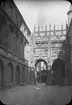 Skioptikonbild med motiv av porten till katedralen Cour des Libraires i Rouen.
Bilden har förvarats i kartong märkt: Resan 1908. Rouen 7. V. Text på bild: 