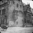 Skioptikonbild med motiv av rådhuset i Halberstadt.
Bilden har förvarats i kartong märkt: Resan 1907.Goslar3. Halberstadt 5. 8. Text på bild: 