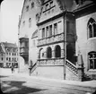 Skioptikonbild med motiv av rådhuset i Halberstadt.
Bilden har förvarats i kartong märkt: Resan 1907.Goslar3. Halberstadt 5. 8. Text på bild: 