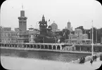 Skioptikonbild med motiv från Paris. Quai des nations vid världsutställningen Exposition Universelle, 1900.
Bilden har förvarats i kartong märkt: ?