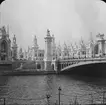 Skioptikonbild med motiv från Paris. Palais d'Invalide från Pont Alexandre III vid världsutställning Exposition Universelle, 1900.
Bilden har förvarats i kartong märkt: ?