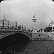 Skioptikonbild med motiv från Paris. Pont Alexandre III mot Grand Palais vid världsutställningen Exposition Universelle, 1900.
Bilden har förvarats i kartong märkt: ?