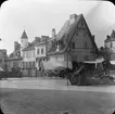 Skioptikonbild med motiv från torget Place Victor Hugo i Cusset, Frankrike.
Bilden har förvarats i kartong märkt: Vichy