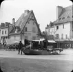 Skioptikonbild med motiv från torget Place Victor Hugo i Cusset, Frankrike.
Bilden har förvarats i kartong märkt: Vichy