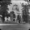 Skioptikonbild med motiv från världsutställningen i Paris, 1900.
Bilden har förvarats i kartong märkt: ?